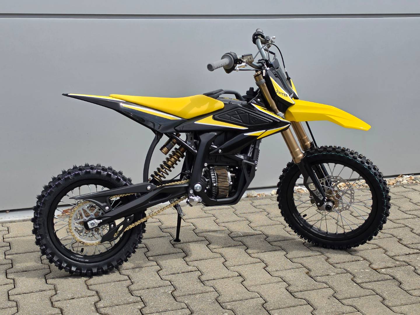 Sur - Ron Hyper Bee – Obrázok 2