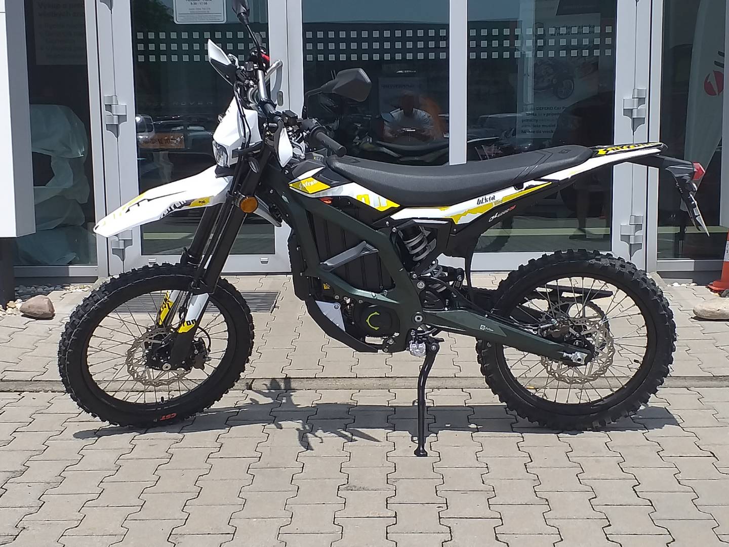 Sur - Ron Ultra Bee Demo motocykel