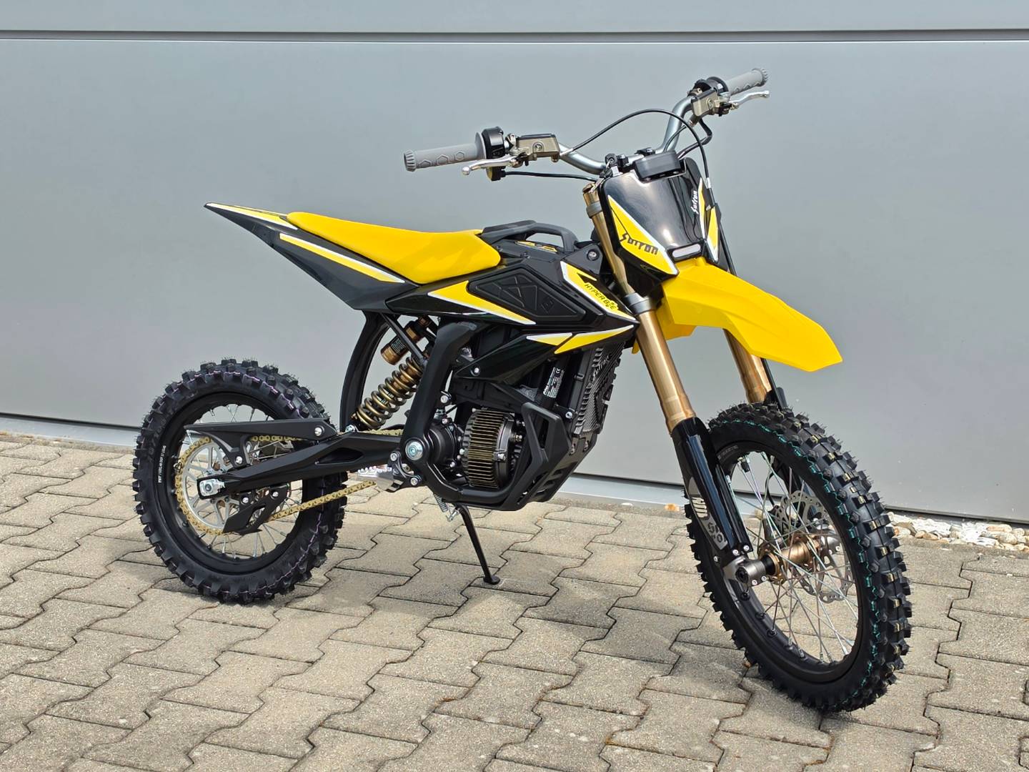 Sur - Ron Hyper Bee